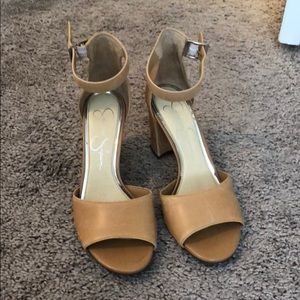 Jessica Simpson heals size 6.5